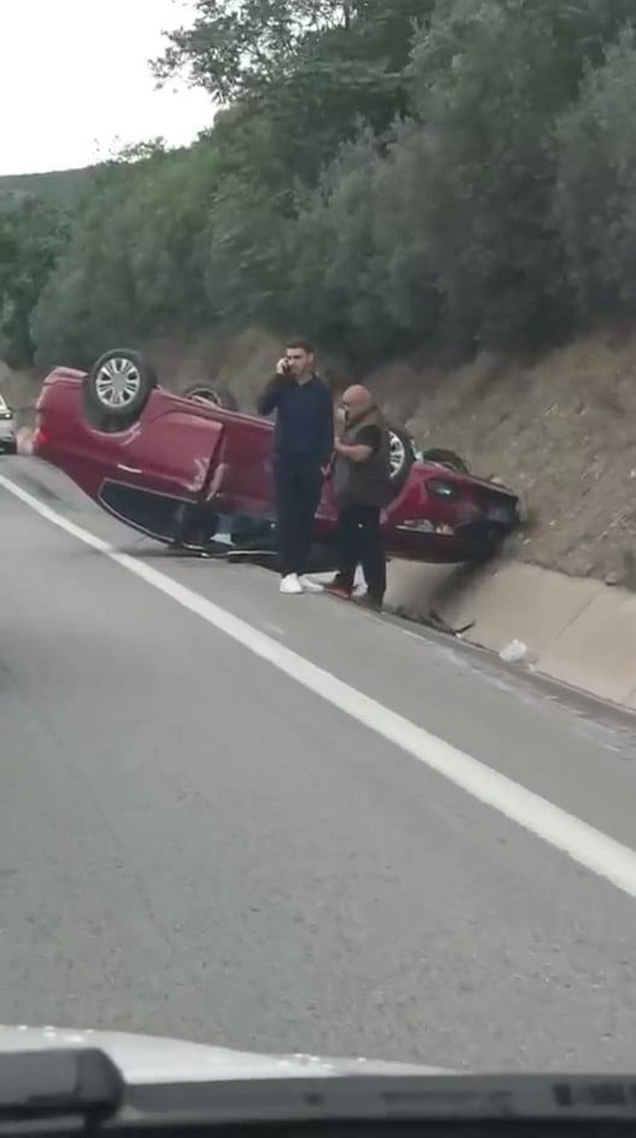 KOCAELİ D100 KARAYOLU'NDA SEYİR HALİNDE OLAN OTOMOBİL, TAKLA ATARAK TERS DURDU.