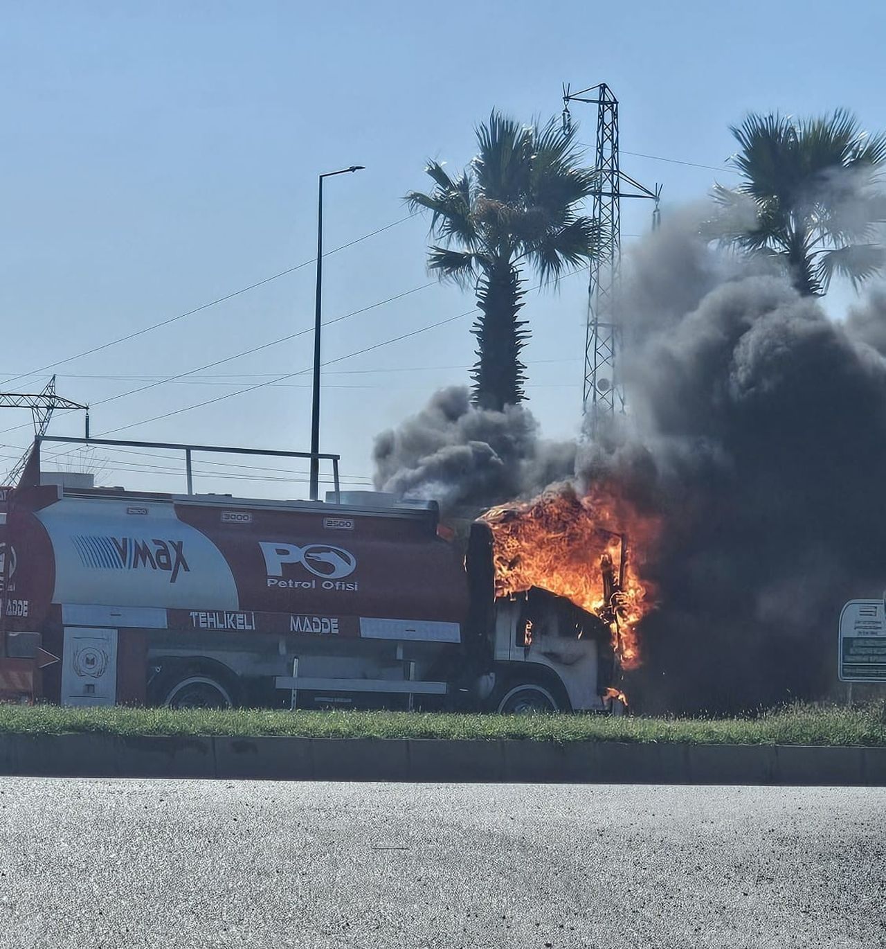 KAHRAMANMARAŞ'TA BİR YAKIT TANKERİNDE ÇIKAN YANGIN KORKUTTU, YANGIN EKİPLERİN MÜDAHALESİ İLE...