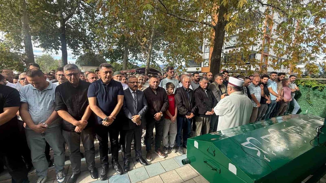 MİMAR SİNAN CAMİİ’NDE ÖĞLE NAMAZININ ARDINDAN KILINAN CENAZE NAMAZINA KONYAR’IN AİLESİ, YAKINLARI...