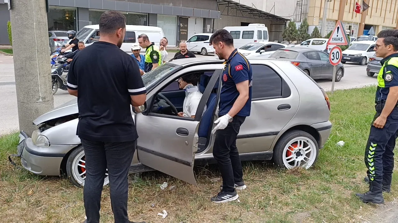 BURSA’NIN İNEGÖL İLÇESİNDE MEYDANA GELEN KAZADA, KONTROLDEN ÇIKAN OTOMOBİL BETON ELEKTRİK DİREĞİNE...