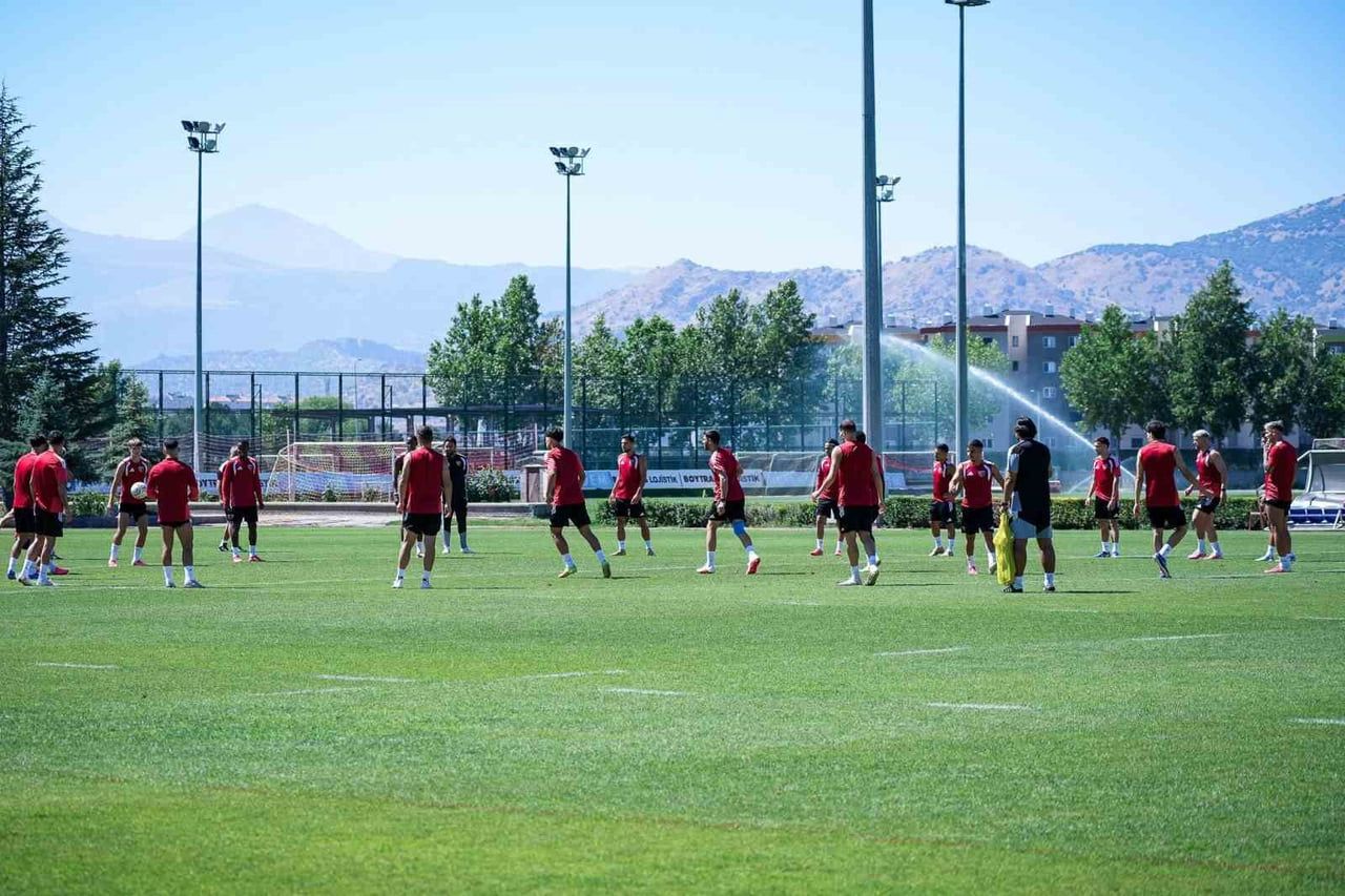 YARIN DEPLASMANDA IĞDIR FK İLE KARŞILAŞACAK OLAN KAYSERİSPOR, MAÇIN HAZIRLIKLARINI TAMAMLADI.