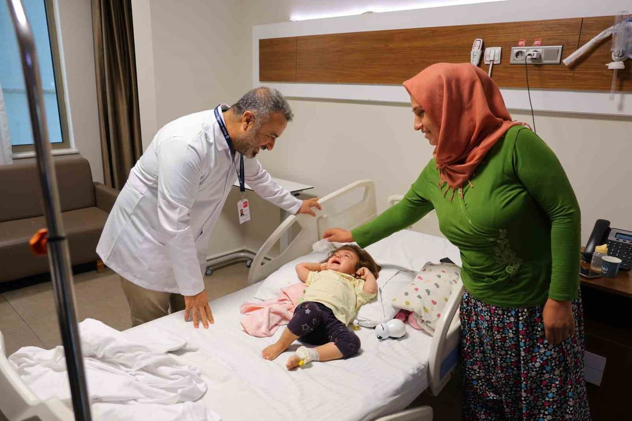 KAHRAMANMARAŞ’TA YÜKSEK ATEŞ, HUZURSUZLUK VE BESLENME GÜÇLÜĞÜ ŞİKAYETLERİYLE HASTANEYE GETİRİLEN 1...