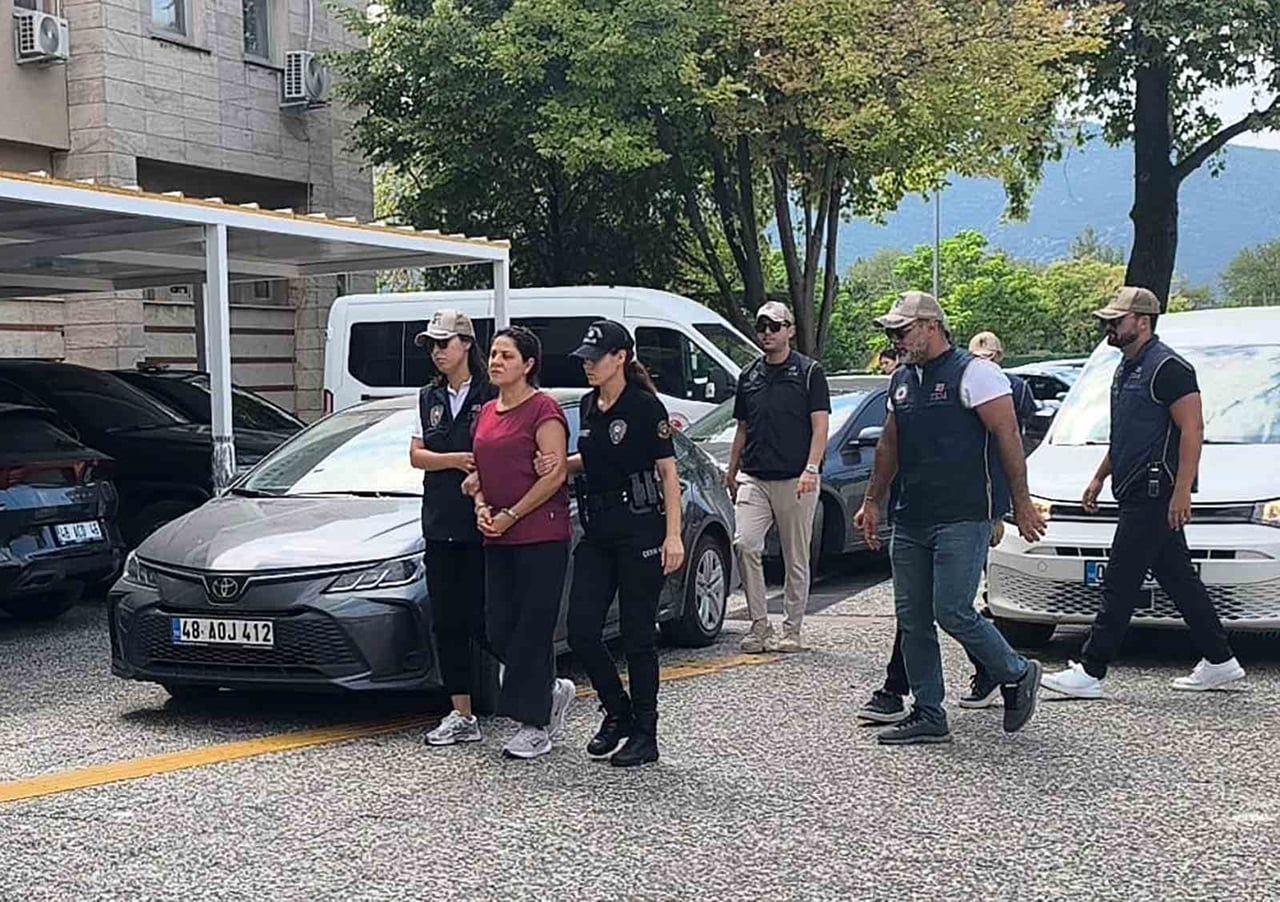 10 YIL ÖNCE "YARDIM YATAKLIK" SUÇUNDAN 1 YIL TUTUKLU KALAN FETÖ’CÜ YÜZBAŞININ ABLASI, BU KEZ...