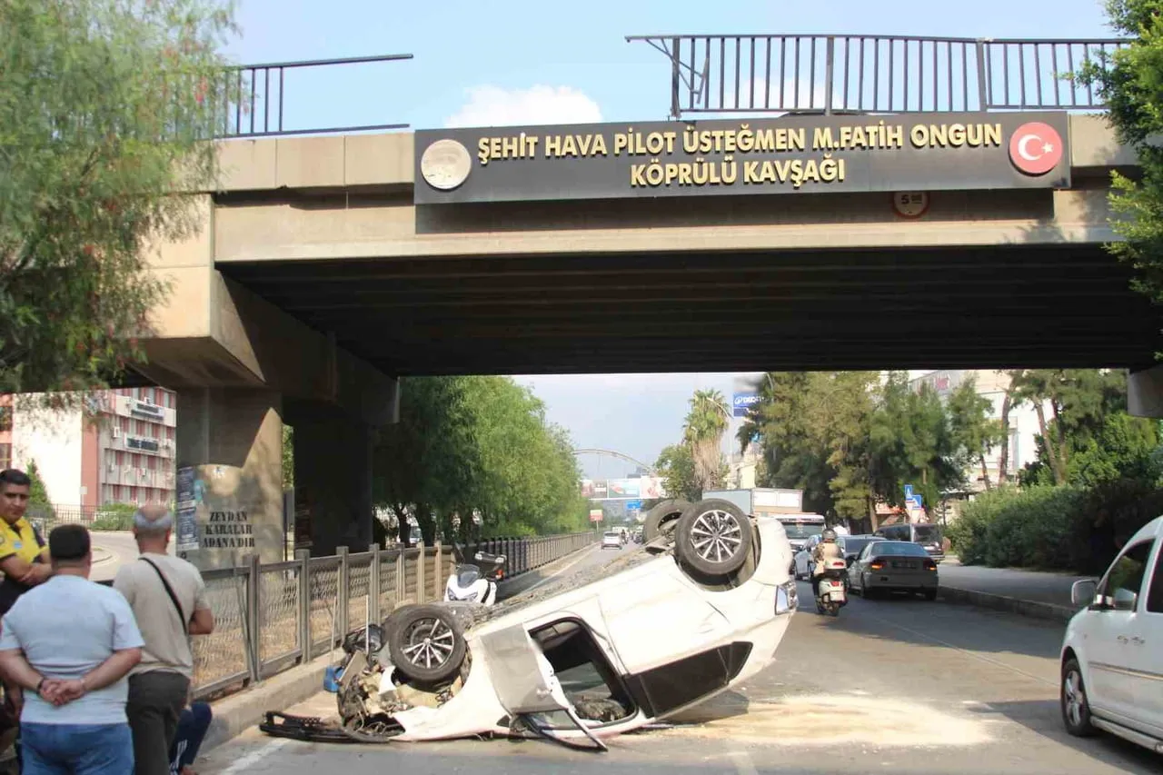 ADANA’DA SÜRÜCÜNÜN DİREKSİYON HAKİMİYETİNİ KAYBETTİĞİ OTOMOBİL, KÖPRÜDEN KARAYOLUNA DÜŞTÜ. KAZADA...