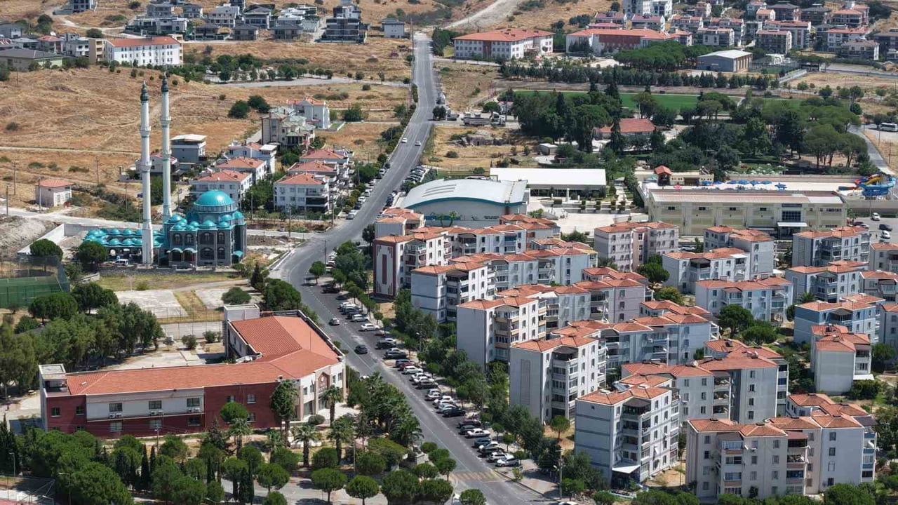 BERGAMA'DA 9 OKULUN BULUNDUĞU BAHÇELİEVLER MAHALLESİ BAŞTA OLMAK ÜZERE BİRÇOK NOKTADA ASFALT...