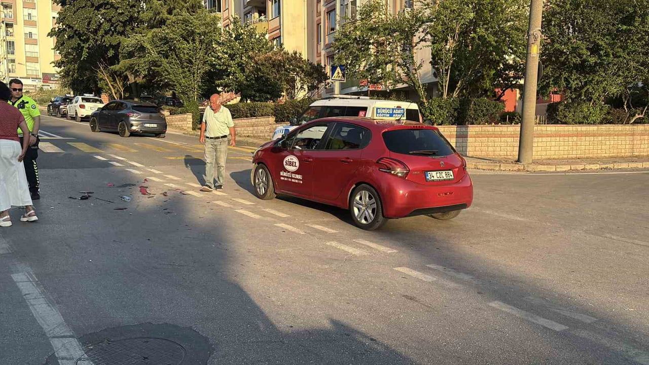 EDİRNE’DE OTOMOBİLLE ÇARPIŞTIKTAN SONRA SAVRULARAK BAŞKA BİR ARACA ÇARPAN MOTOSİKLETTEKİ 2 KİŞİ...