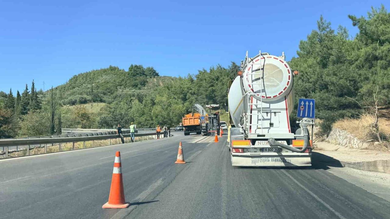 BURSA’DA KARAYOLLARI EKİPLERİNİN ÇALIŞMA YAPTIĞI DÜRDANE RAMPASINDA TRAFİK YOĞUNLUĞU...