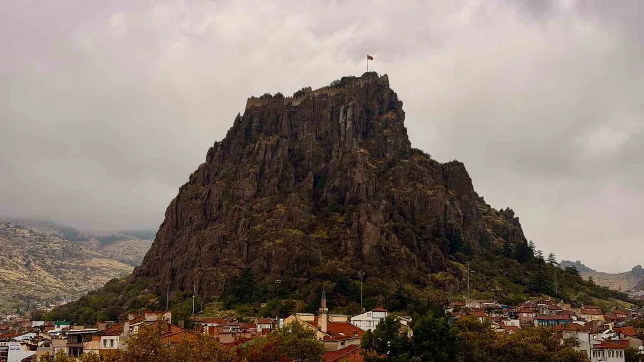 METEOROLOJİNİN UYARILARININ ARDINDAN AFYONKARAHİSAR’DA BEKLENEN YAĞIŞ SABAHIN ERKEN SAATLERİNDE...