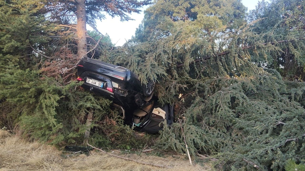 ELAZIĞ’DA OTOMOBİLİN AĞACA ÇARPMASI SONUCU MEYDANA GELEN KAZADA, 1 KİŞİ YARALANDI