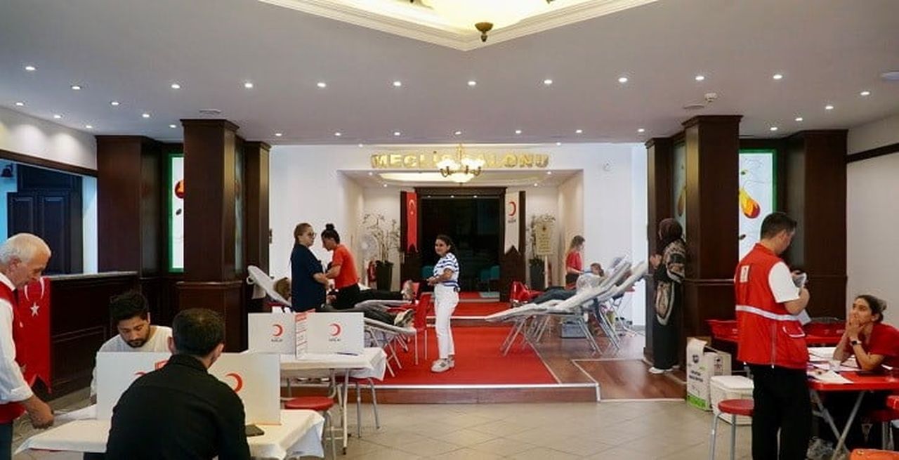 KAĞITHANE BELEDİYESİ VE TÜRK KIZILAY İŞBİRLİĞİYLE DÜZENLENEN KAN BAĞIŞI KAMPANYASI, İLÇEDE YOĞUN...
