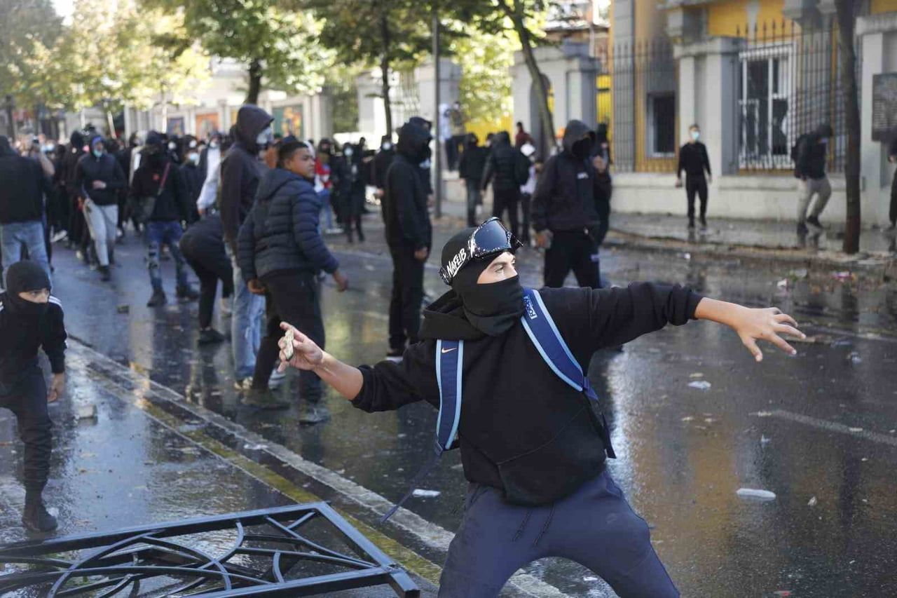ARNAVUTLUK'TAKİ PROTESTOLAR 6'NCI GÜNÜNDE GÖSTERİCİLER, BİR KEZ DAHA EĞİTİM BAKANLIĞI ÖNÜNDE...