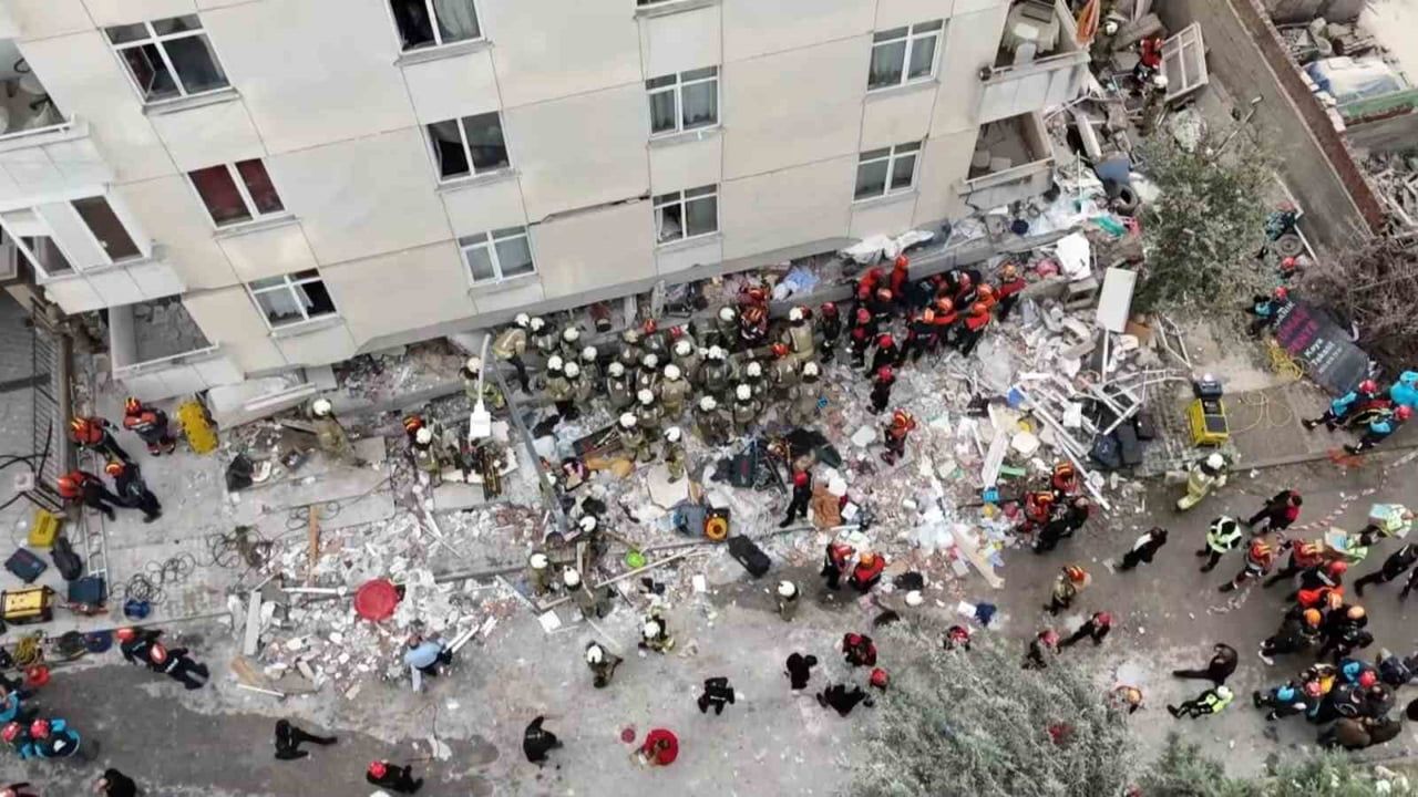 MALTEPE'DE 7 KATLI BİNADA ÇÖKME MEYDANA GELDİ.