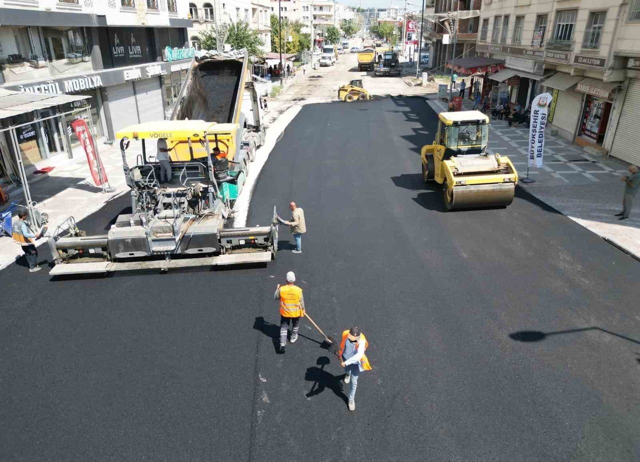 ADNAN MENDERES CADDESİ SICAK ASFALTLA YENİLENİYOR