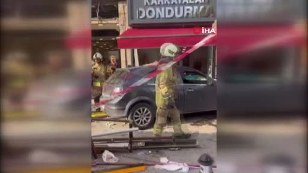 Beykoz’da kontrolden çıkan otomobil yayalara ve dükkana çarptı: 6 yaralı