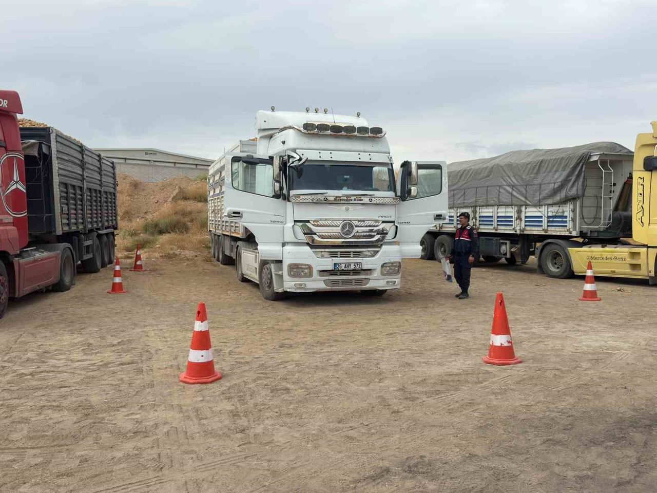 EMİRDAĞ İLÇESİNDE UZUN SÜRE PARK HALİNDE DURAN TIRIN 56 YAŞINDAKİ SÜRÜCÜSÜ, ARACININ KABİNİNDEKİ...