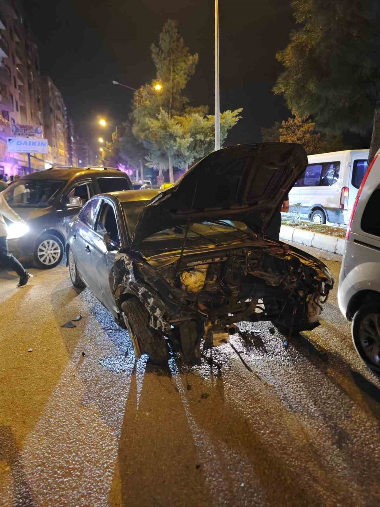 MARDİN'İN KIZILTEPE İLÇESİNDE MEYDANA GELEN ZİNCİRLEME TRAFİK KAZASINDA 3 KİŞİ YARALANDI.