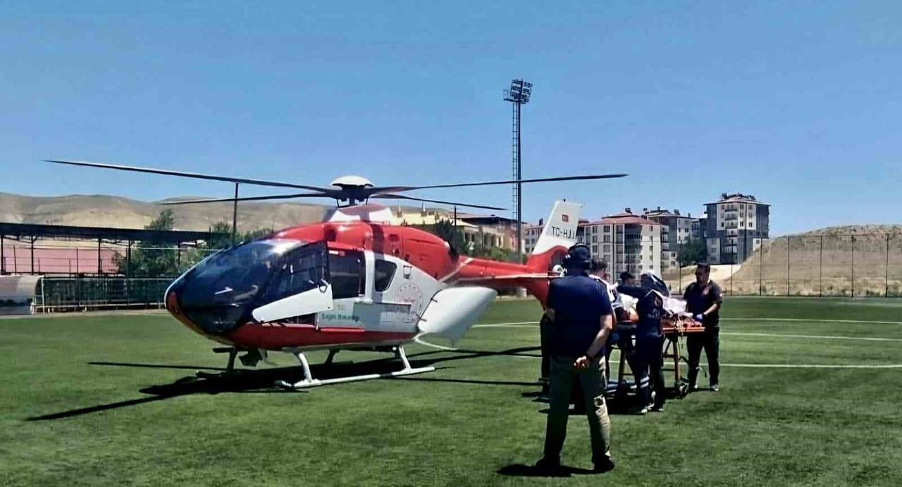 DARENDE'DE KALP KRİZİ GEÇİREN 16 YAŞINDAKİ HASTA HAVA AMBULANSIYLA MALATYA'YA SEVK EDİLDİ