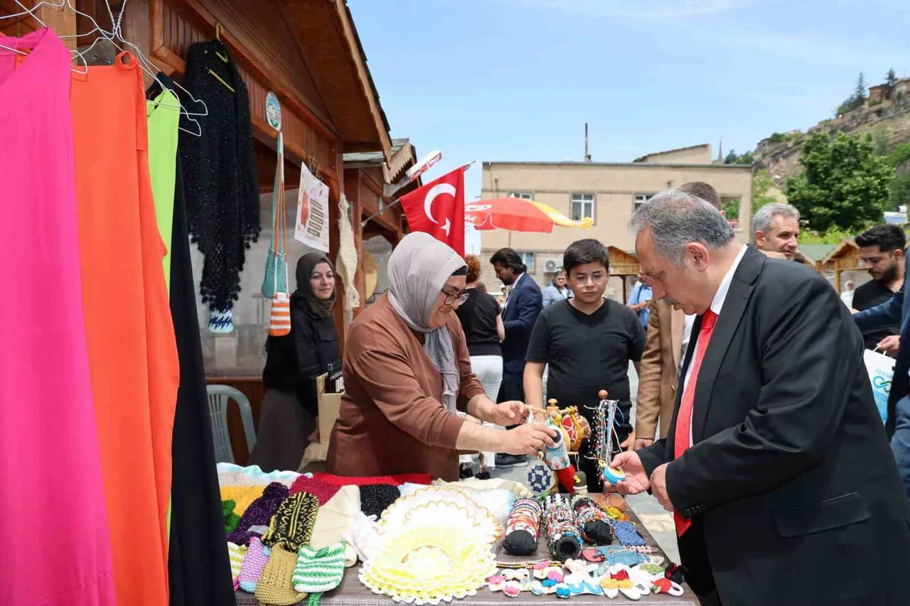 TALAS BELEDİYESİNİN KADIN GİRİŞİMCİLERE DESTEK AMACIYLA MAHARETLİ ELLER KADIN GİRİŞİMİ ÜRETİM VE...