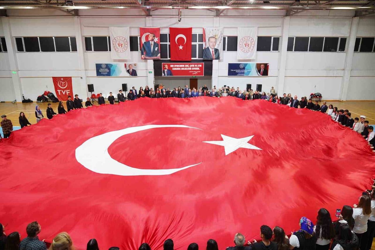 AYVALIK’TA YAĞMURA RAĞMEN SALONLARA SIĞMAYAN KATILIM, CUMHURİYET’İN 103’ÜNCÜ YILINDA KENTTE...