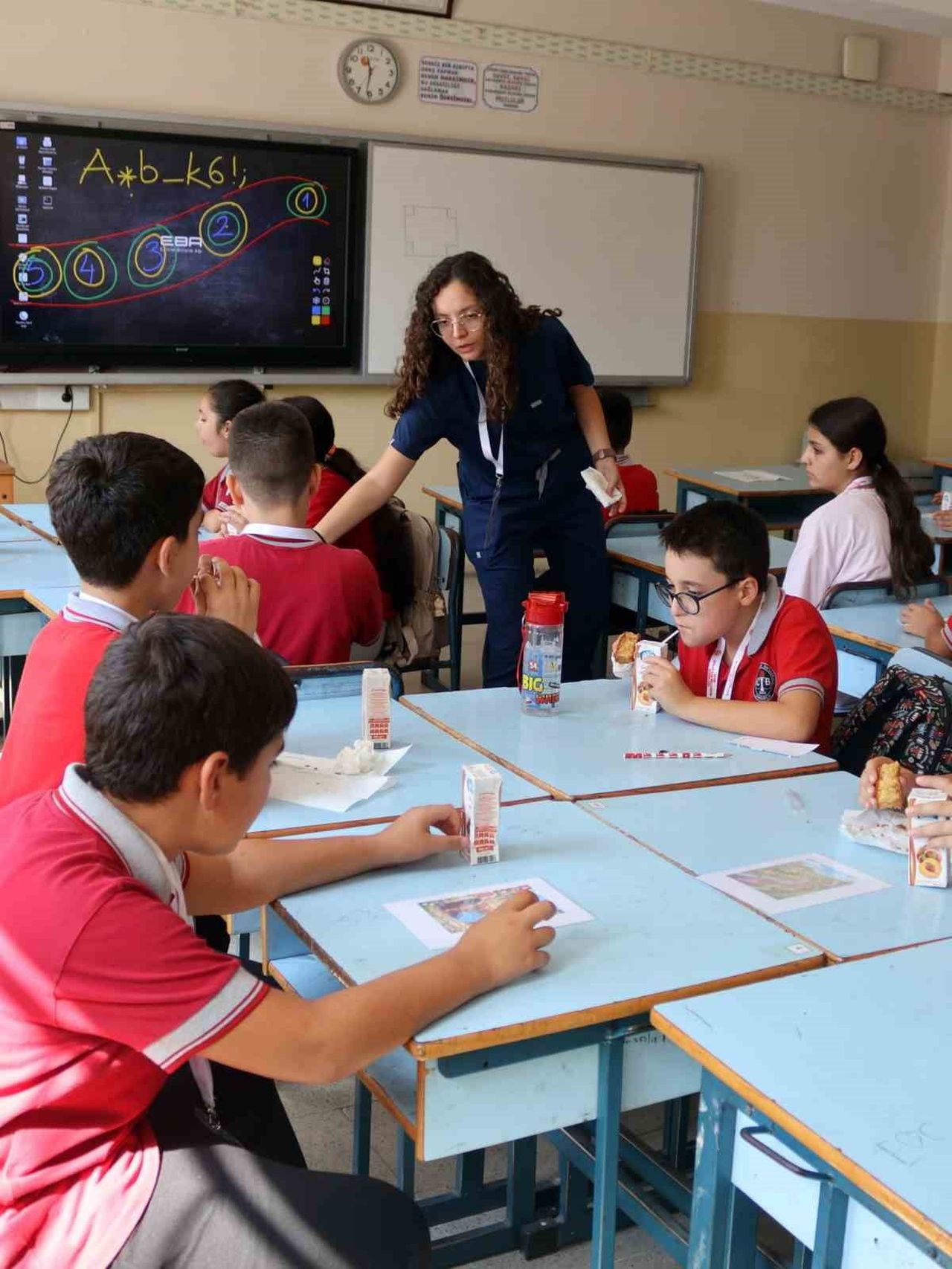 AYDIN'IN EFELER İLÇESİNDE KÖY OKULLARINDA ÖĞRENİM GÖREN ÖĞRENCİLERİN DİJİTAL İMKANLARLA...