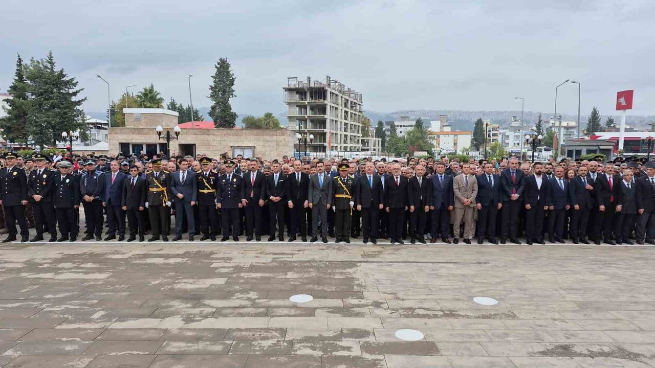 ADIYAMAN’DA 29 EKİM CUMHURİYET BAYRAMI’NIN 103. YIL DÖNÜMÜ DOLAYISIYLA ÇELENK SUNMA TÖRENİ...