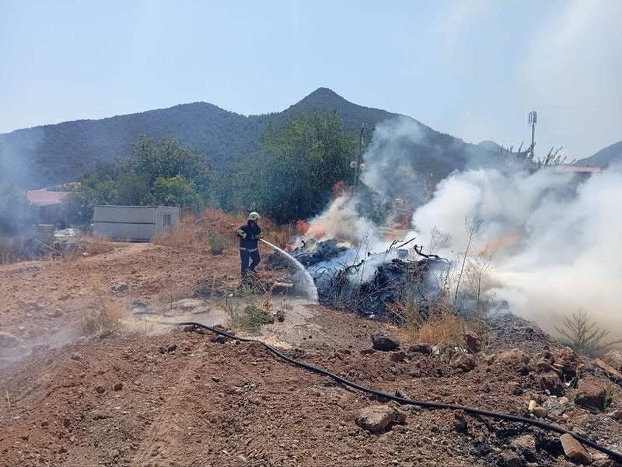 HASSA YOLÇATI MAHALLESİ’NDE ÇIKAN BAHÇE YANGININA EKİPLERİN MÜDAHALESİ.