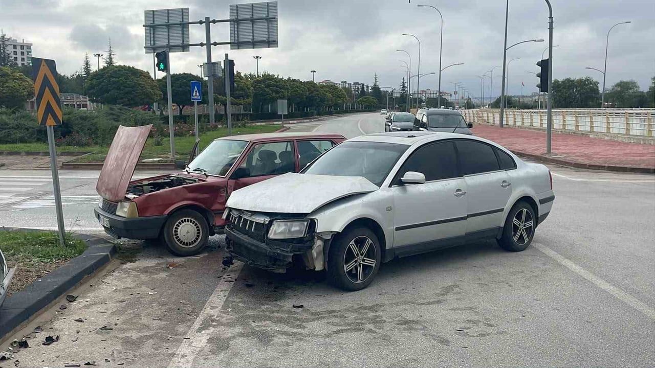 KARAMAN'DA İKİ OTOMOBİLİN KAVŞAKTA ÇARPIŞMASI SONUCU MEYDANA GELEN TRAFİK KAZASINDA 1 KİŞİ...