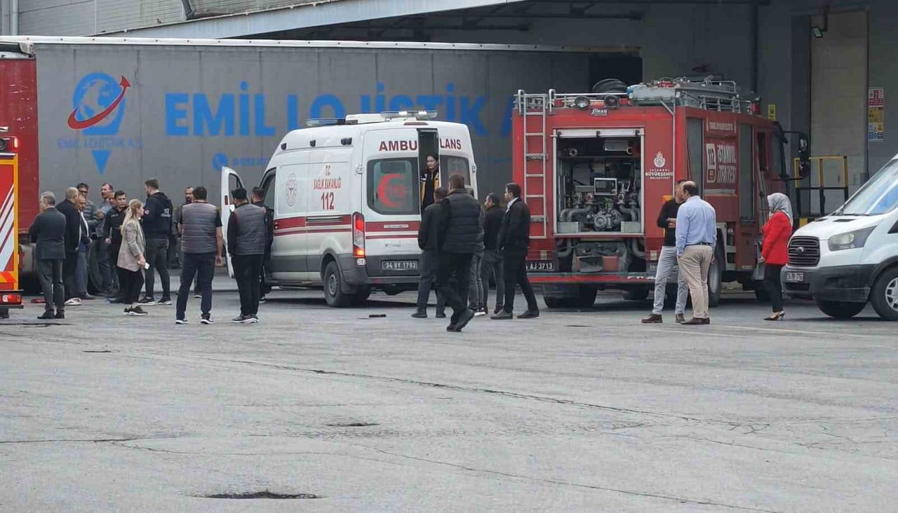 ESENYURT'TA BİR MARKET DEPOSUNDA GERİ MANEVRA YAPAN TIR İLE PARK HALİNDEKİ TIR ARASINDA KALAN...