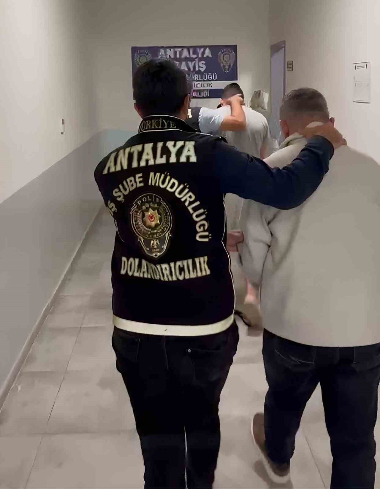 ANTALYA’DA DEVAM EDEN DAVALARI KARARA BAĞLAMA VAADİYLE 3 KİŞİDEN TOPLAM 1 MİLYON 829 BİN TL ALAN...