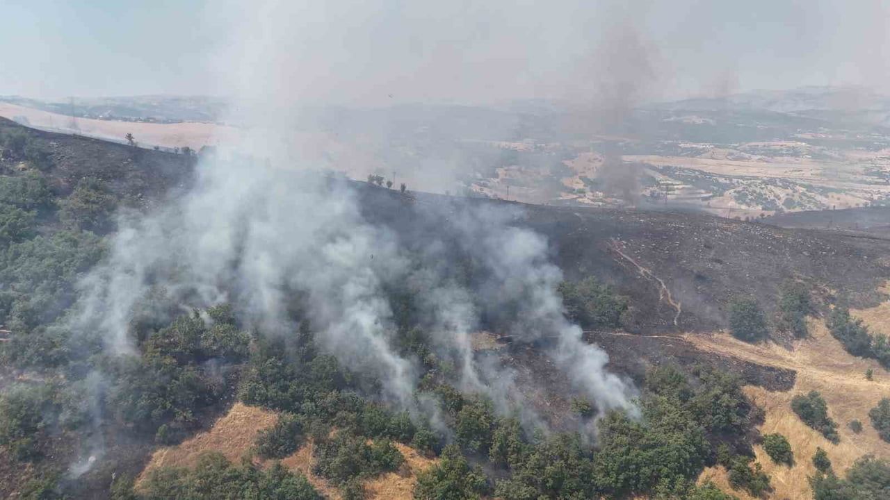 TUNCELİ’DE ÇIKAN ORMAN YANGININA EKİPLER HAVADAN VE KARADAN MÜDAHALE EDİYOR