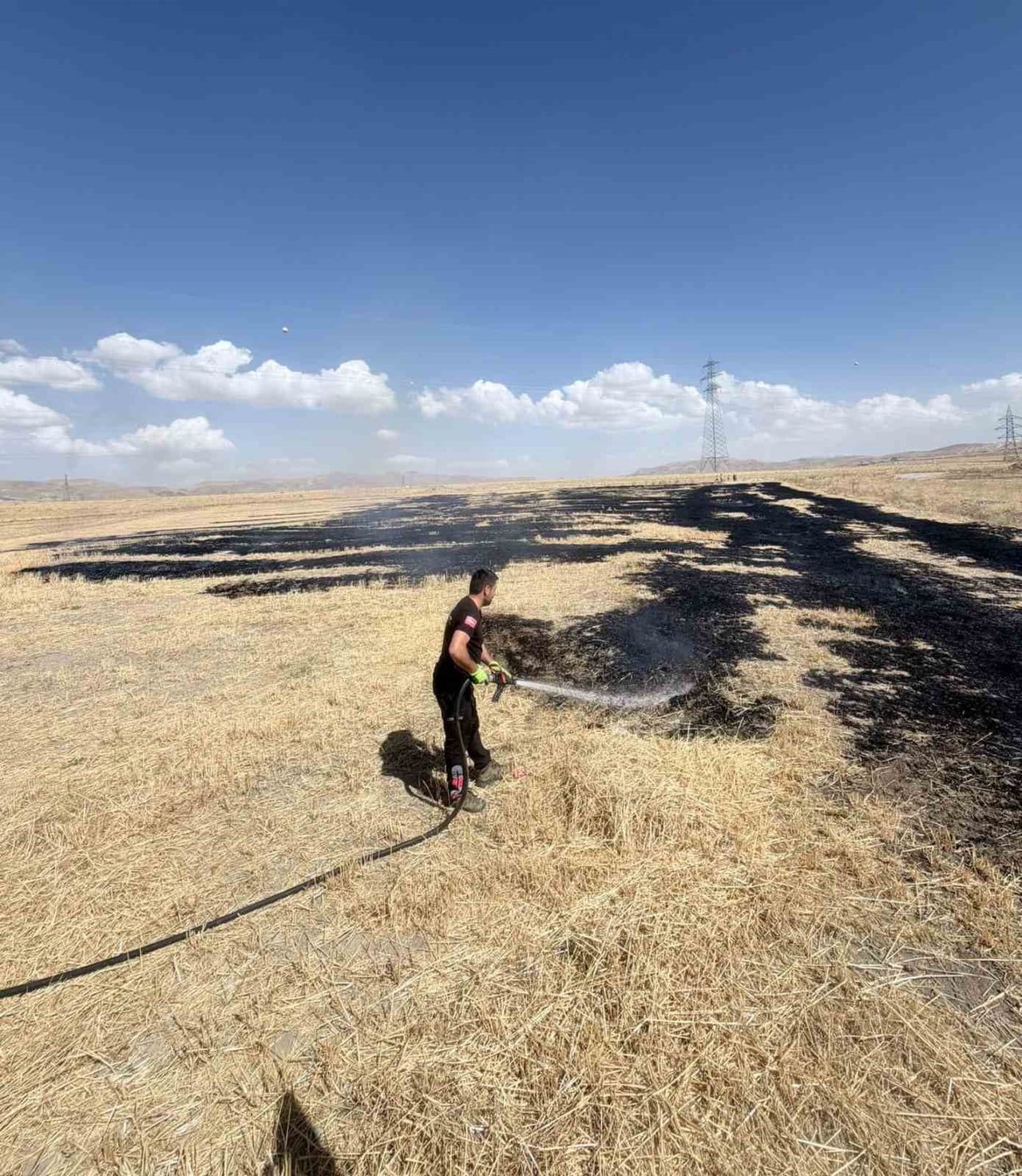 VAN'IN TUŞBA İLÇESİNDE ÇIKAN ÖRTÜ ÜSTÜ YANGIN, İTFAİYE TARAFINDAN SÖNDÜRÜLDÜ.