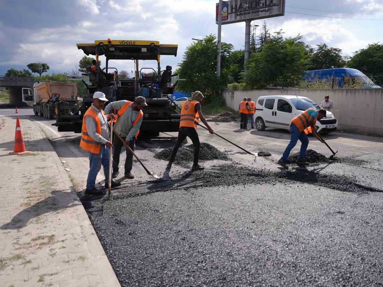 DÜZCE BELEDİYESİ, ULAŞIM KONFORUNU ARTIRMAK VE YOL GÜVENLİĞİNİ SAĞLAMAK AMACIYLA KENT GENELİNDEKİ...