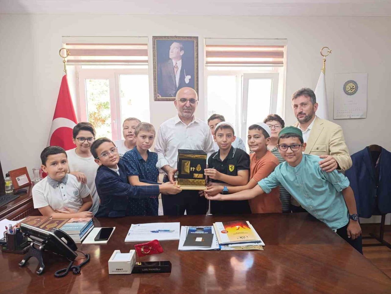 AFYONKARAHİSAR İL MÜFTÜSÜ LÜTFÜ İMAMOĞLU (ORTADA BEYAZ GÖMLEKLİ) KUR'AN EĞİTİMİNİN ÇOCUKLARIN VE...