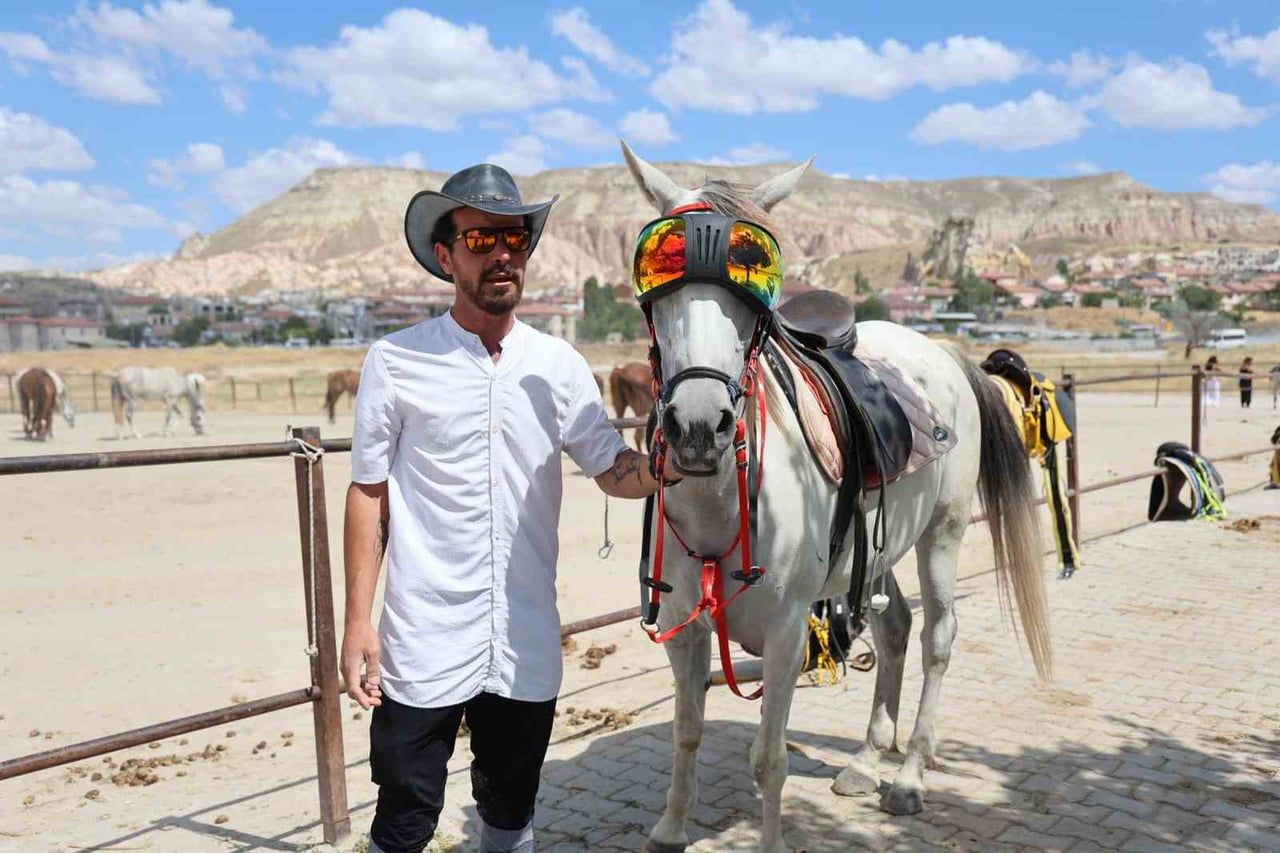 KAPADOKYA’NIN "GÜZEL ATLAR DİYARI" OLARAK ANILAN COĞRAFYASINDA, GÜNEŞ GÖZLÜĞÜ TAKILAN "MELEK"...
