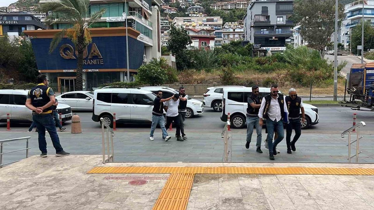 ANTALYA’NIN ALANYA İLÇESİNDE MASKELİ VE SİLAHLI ŞÜPHELİNİN BİR DÖVİZ BÜROSUNDAN YAKLAŞIK 400 BİN...