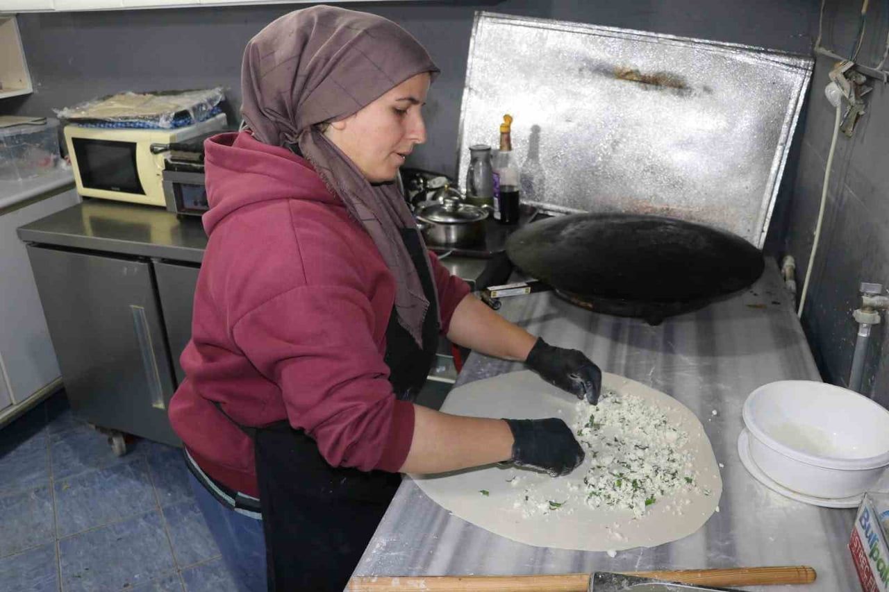 DUL OLDUĞU İÇİN KİRALIK EV BULMAKTA GÜÇLÜK ÇEKEN KADIN, PİŞİRDİĞİ GÖZLEMELERİ ÇOCUKLARINI BİRİ...