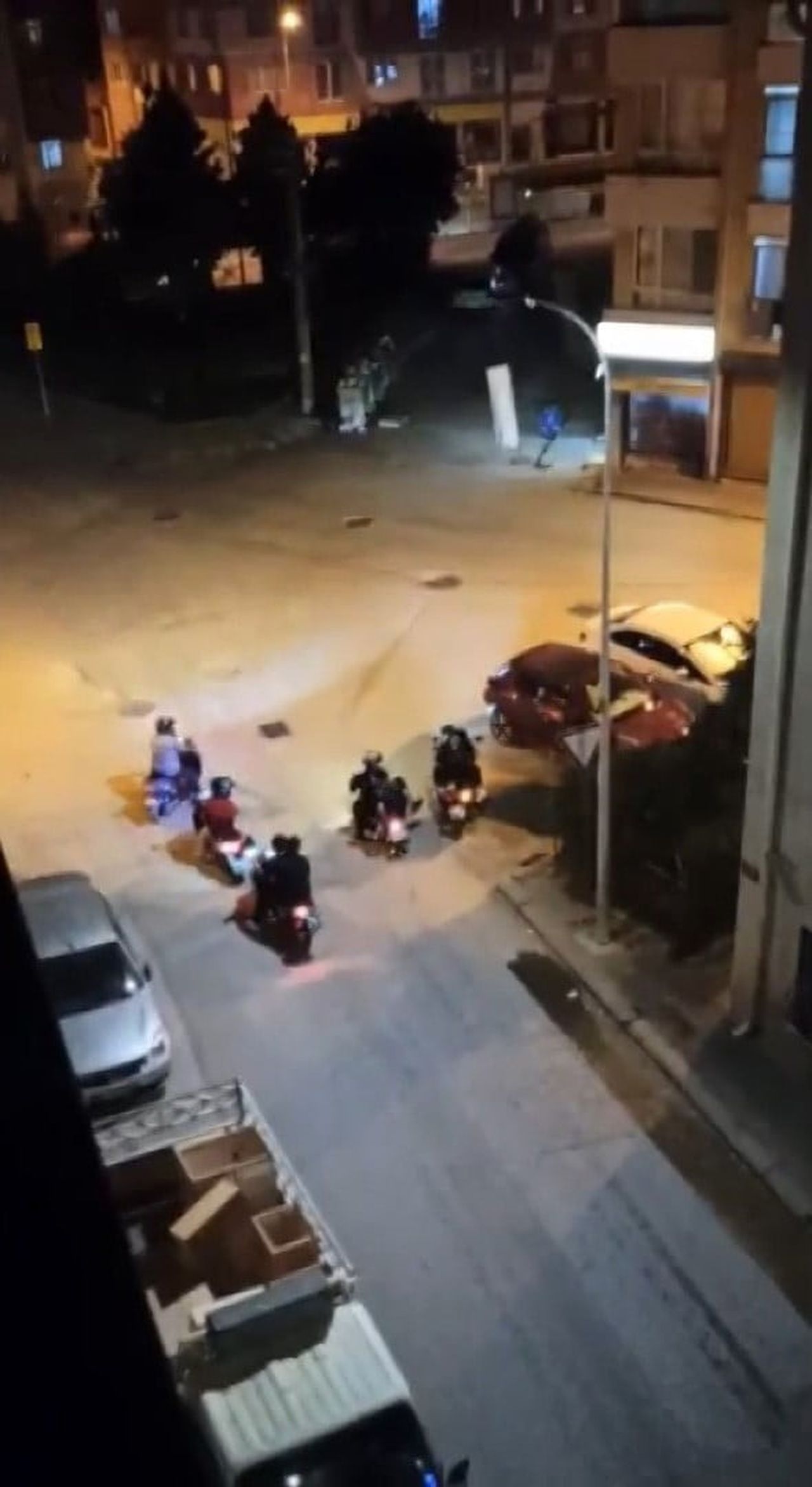 ESKİŞEHİR'DE GECE SAATLERİNDE BİR ARAYA GELİP EGZOZ SESLERİ İLE MAHALLE SAKİNLERİNİ RAHATSIZ EDEN...