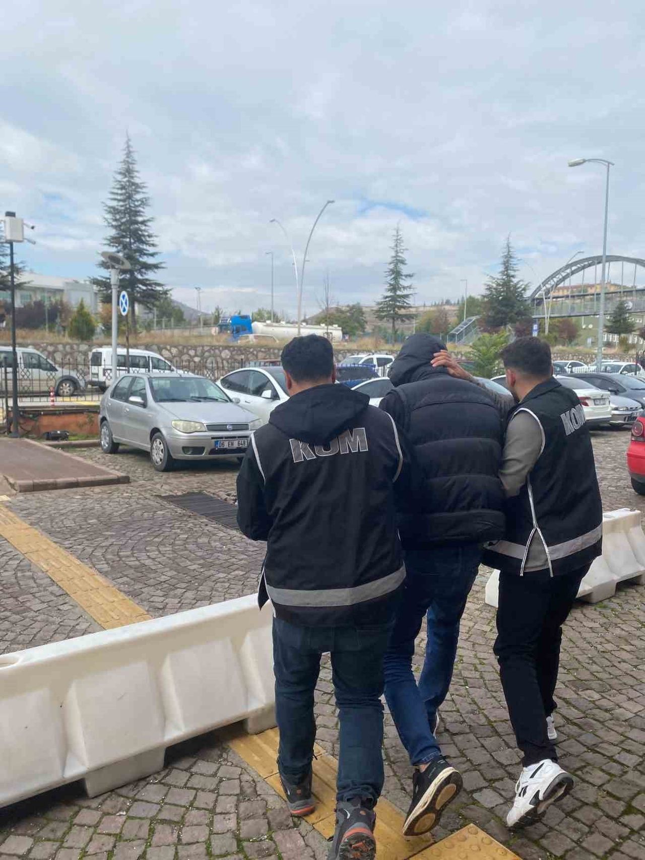 ÇANKIRI’DA 46 YIL HAPİS CEZASI İLE ARANAN ŞAHIS POLİS EKİPLERİNCE YAKALANDI.