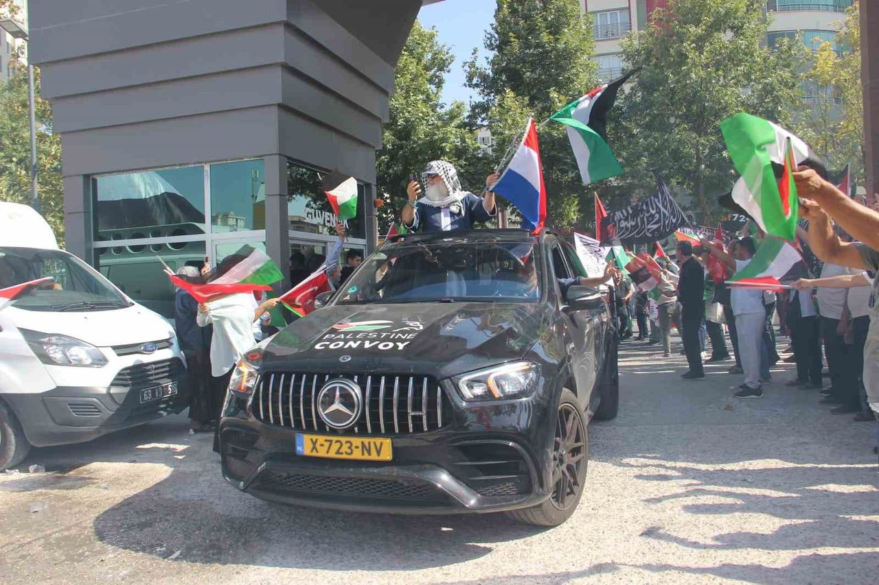 ŞANLIURFA’DA FİLİSTİN KONVOYUNA GÖRKEMLİ KARŞILAMA