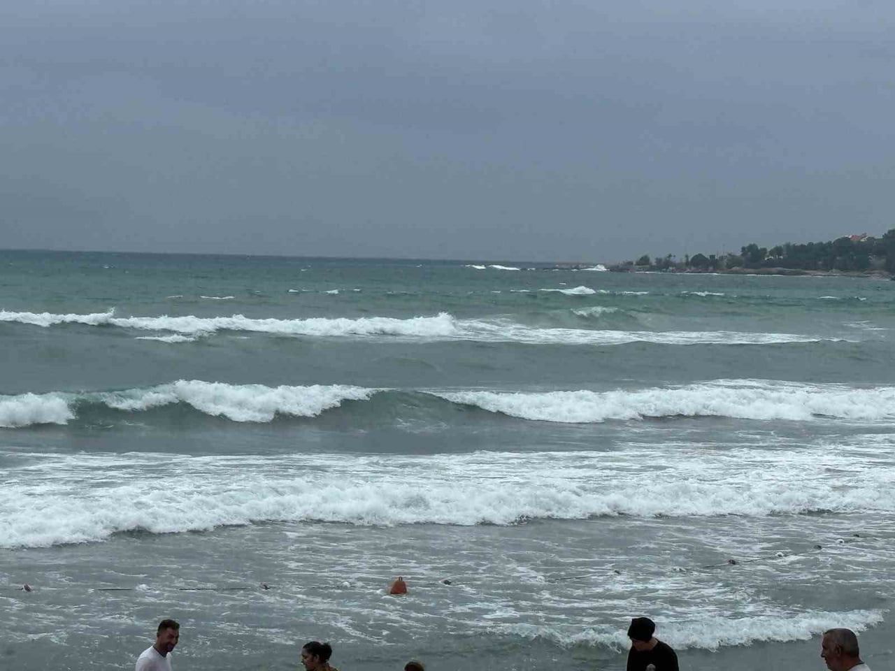 KOCAELİ’NİN KANDIRA İLÇESİNDE OLUMSUZ HAVA VE DENİZ ŞARTLARI NEDENİYLE 6 SAHİLDE DENİZE GİRMEK...