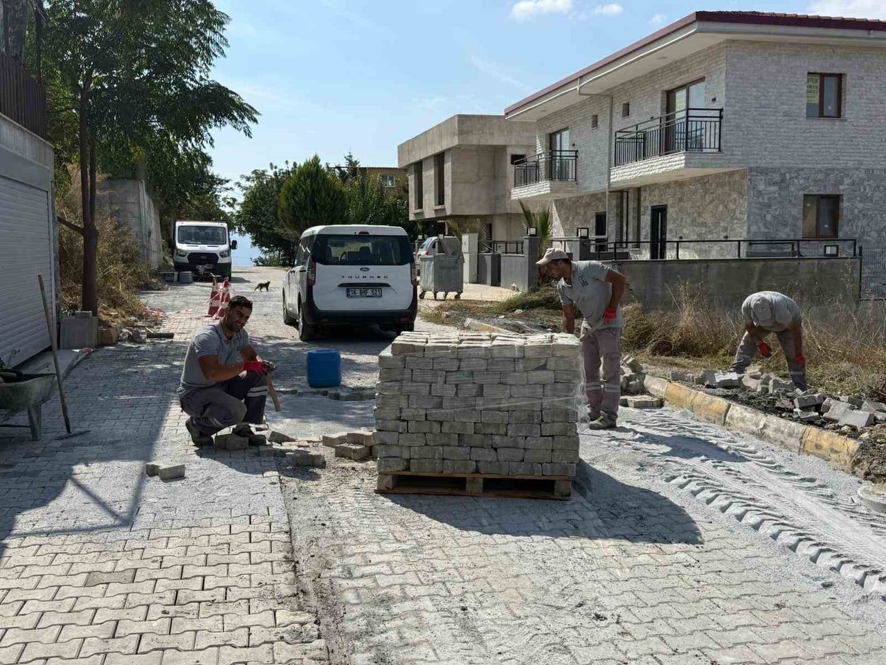 KUŞADASI BELEDİYESİ FEN İŞLERİ MÜDÜRLÜĞÜ EKİPLERİ, KENT GENELİNDE YOL, KALDIRIM VE ÜSTYAPI...