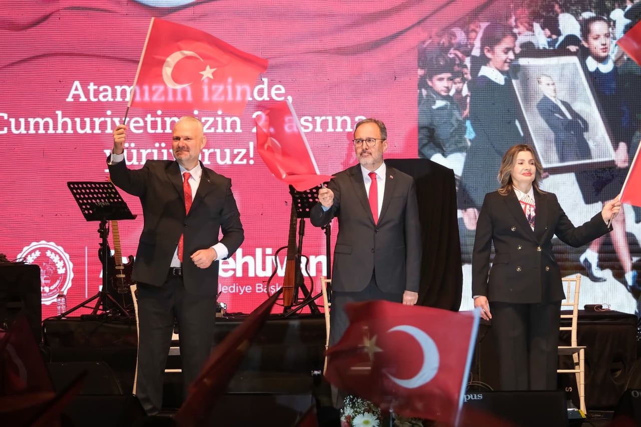 MENEMEN'DE İKİ GÜNLÜK CUMHURİYET BAYRAMI COŞKUSUNUN FİNALİ, CUMHURİYET MEYDANI'NDA...
