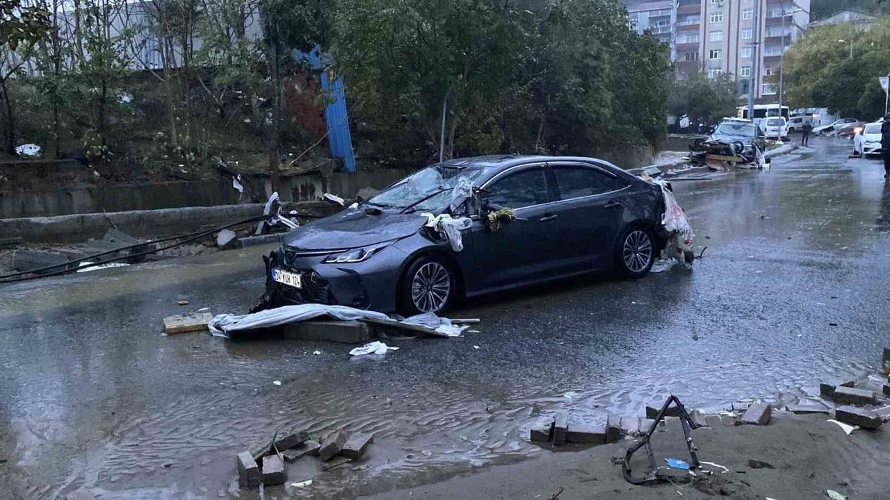 SARIYER AYAZAĞA’DA ETKİLİ OLAN ŞİDDETLİ YAĞIŞIN ARDINDAN CADDE ÜZERİNDEKİ İŞ YERLERİNİ SU...