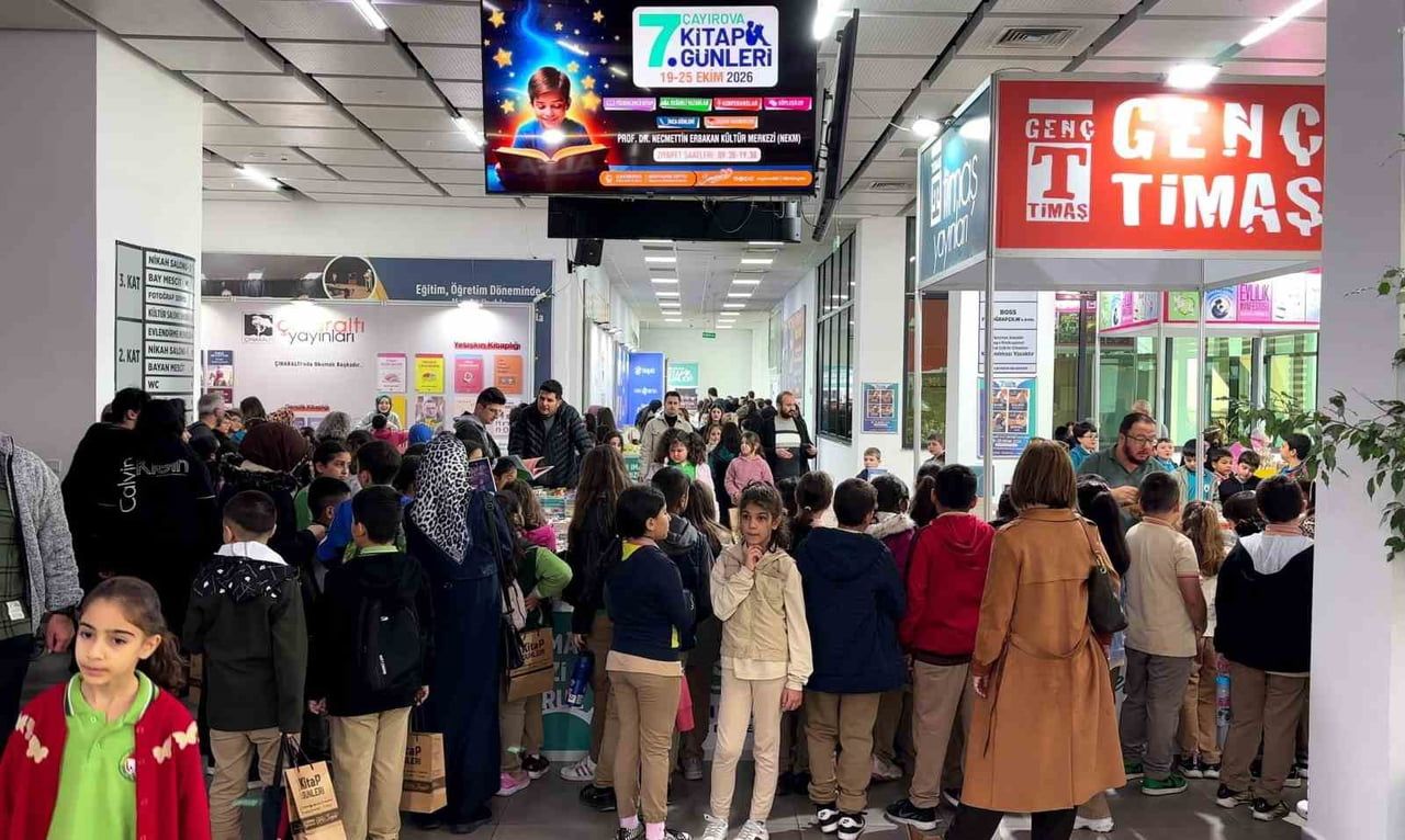 ÇAYIROVA 7. KİTAP GÜNLERİ, ÇOCUKLAR VE GENÇLER BAŞTA OLMAK ÜZERE HER YAŞTAN KİTAPSEVERİN YOĞUN...