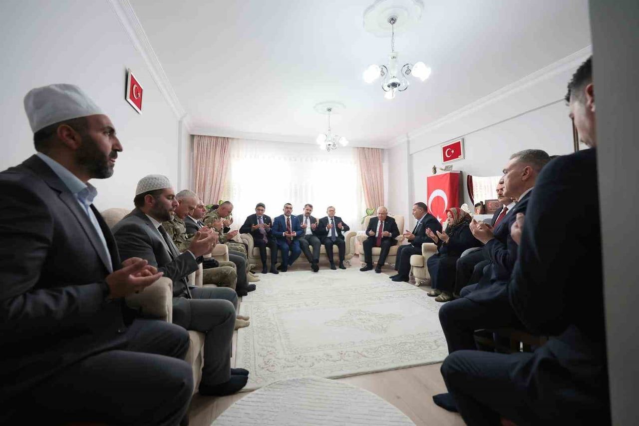 MİLLİ SAVUNMA BAKANI YAŞAR GÜLER, ŞEHİT JANDARMA ER EMİN POLAT’IN KARS’TAKİ BABA OCAĞINI ZİYARET...