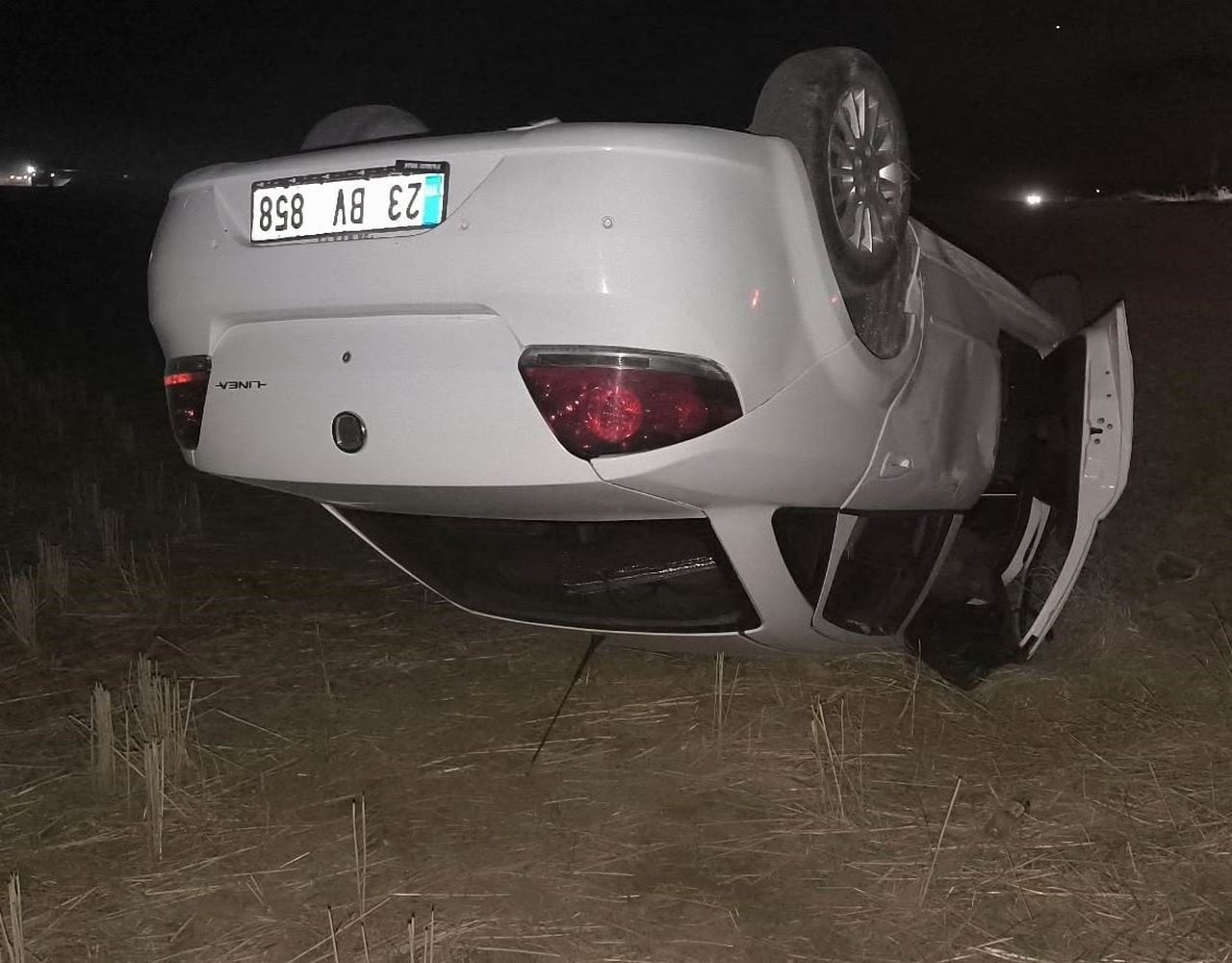 ERGANİ İLÇESİNDE KONTROLDEN ÇIKAN OTOMOBİL TARLAYA UÇTU. KAZADA 1 KİŞİ YARALANDI.