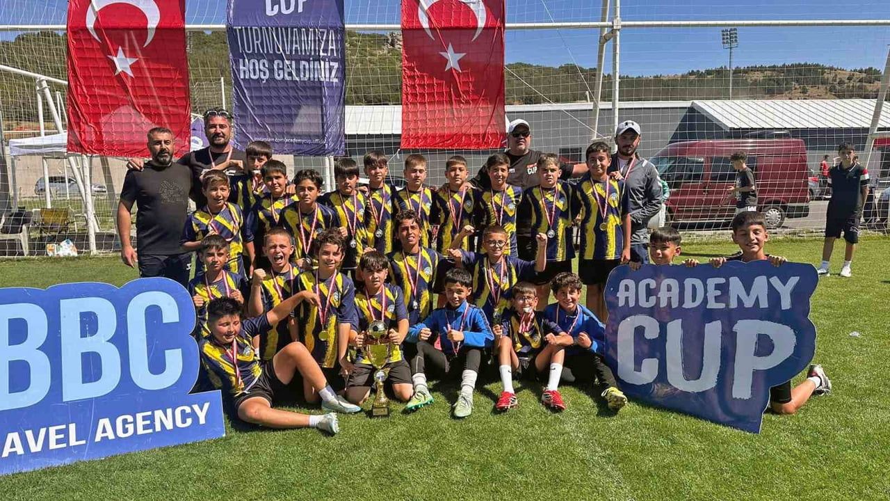 TALAS BELEDİYESPOR, GELECEĞİN FUTBOL YILDIZLARINI BULUŞTURAN ACADEMY ERCİYES CUP 2026’DA İKİ...
