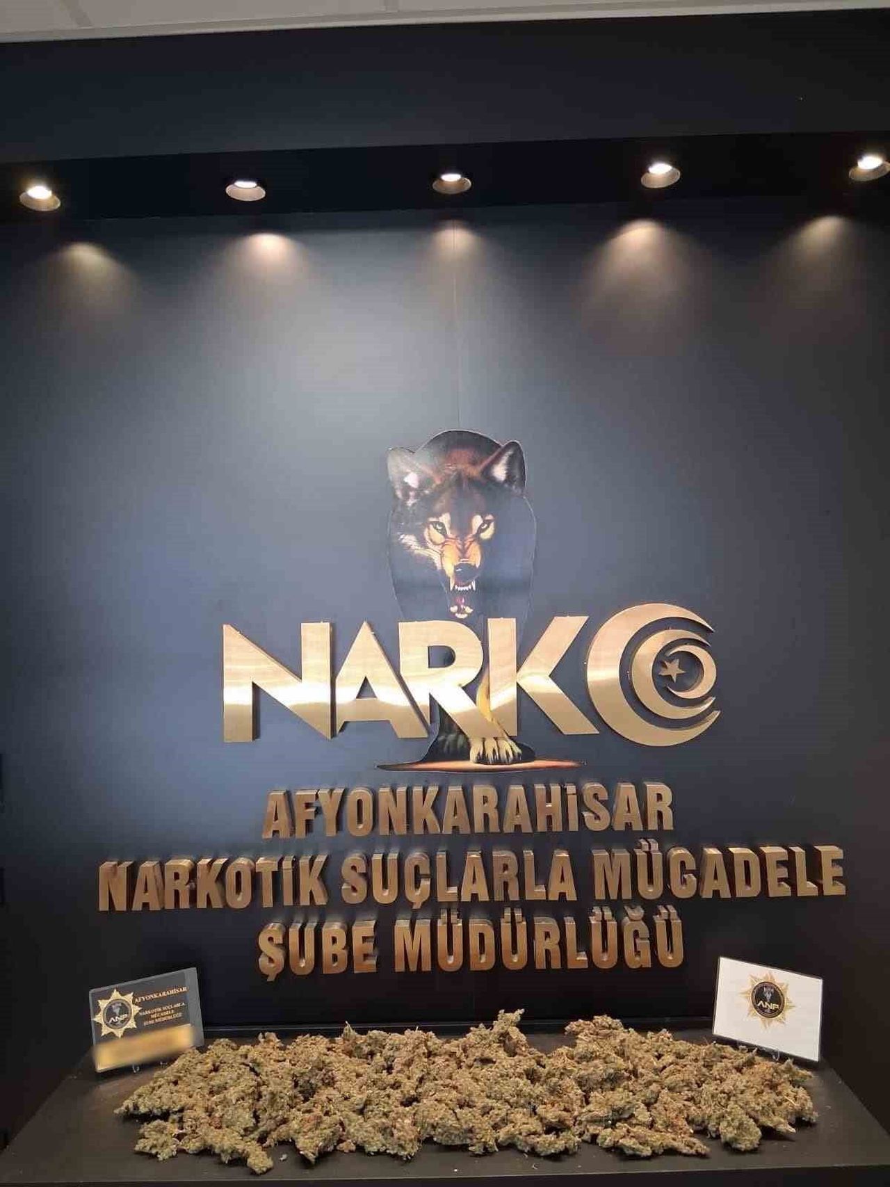 AFYONKARAHİSAR'DA DURDURULAN OTOMOBİLDE 1 KİLO 100 GRAM UYUŞTURUCU MADDE ELE GEÇİRİLİRKEN, OLAYLA...