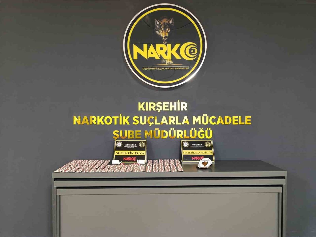 KIRŞEHİR’DE BİR İKAMETE DÜZENLENEN OPERASYONDA 978 ADET SENTETİK HAP İLE 44,84 GRAM SENTETİK MADDE...