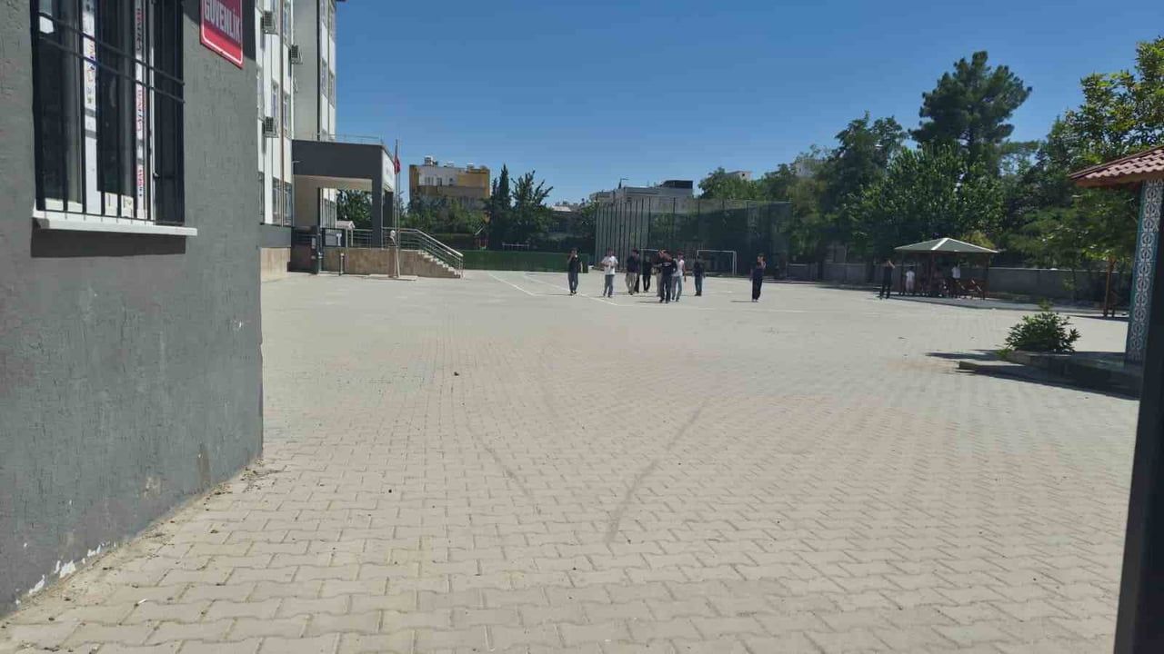 ADIYAMAN'DA OKUL BAHÇESİNDEKİ KAVGA İHBARI POLİSİ HAREKETE GEÇİRDİ, İHBARIN ASILSIZ OLDUĞU...